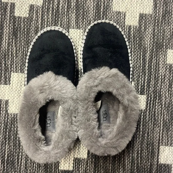 Ugg Slippers Size 5 Worn Twice Black / Gray - Picture 1 of 5